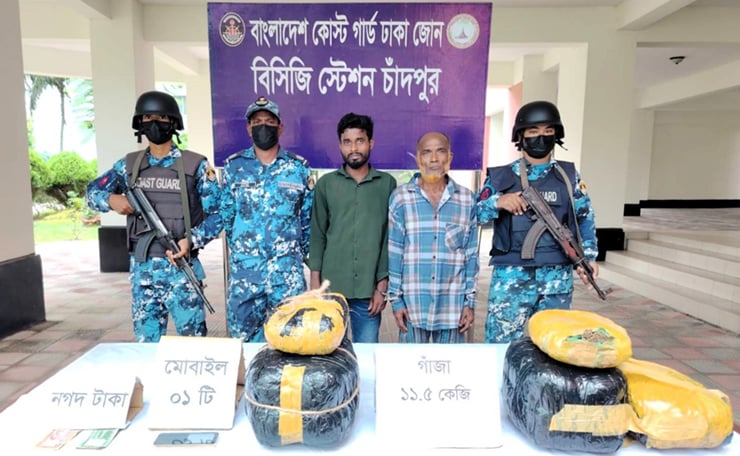 চাঁদপুরে সাড়ে ১১ কেজি গাঁজাসহ দুই মাদক কারবারি আটক