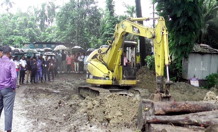 নোয়াখালীতে খালের উপরের শতাধিক অবৈধ বাঁধ ও স্থাপনা উচ্ছেদ