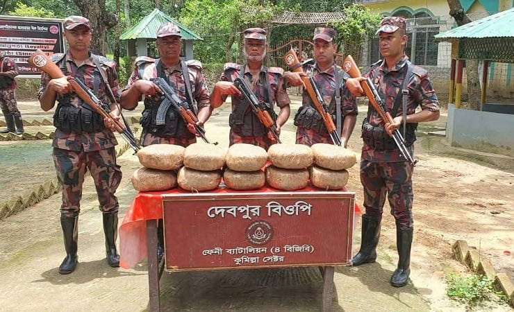 ফেনী সীমান্তে ভারতীয় গাঁজা ও মদ জব্দ