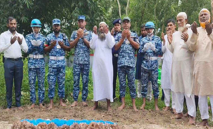 নিহত শিক্ষিকা মাসুকা বেগমের কবরে বিমান বাহিনীর ‘গার্ড অব অনার’
