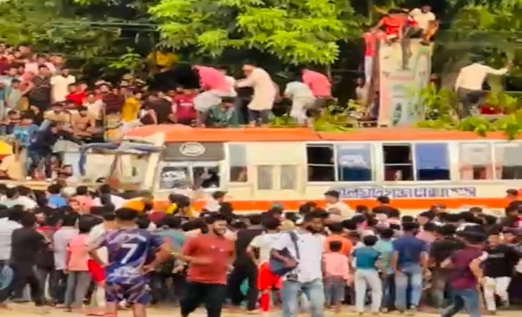 কুমিল্লায় নিয়ন্ত্রণ হারিয়ে দর্শক গ্যালারীতে বাস, নিহত ১
