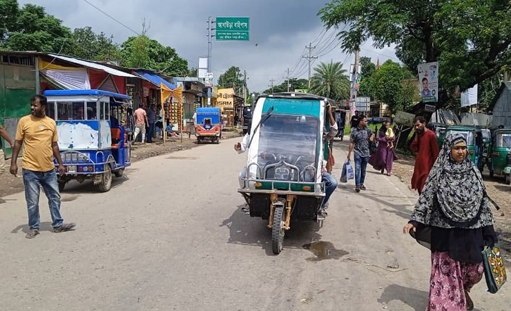 সিএনজি ধর্মঘটে আখাউড়ায় যান চলাচল বন্ধ, যাত্রীদের দুর্ভোগ