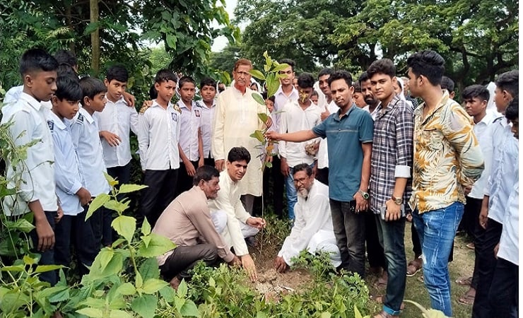ঝিনাইদহে পরিবেশের ভারসাম্য রক্ষায় গাছের চারা রোপণ