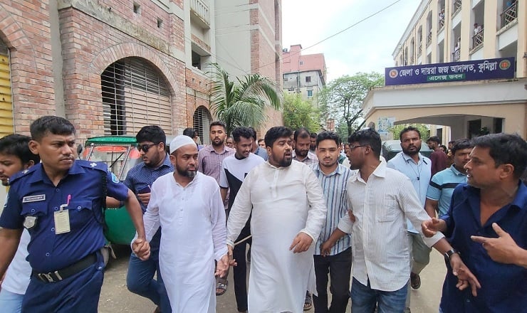 কুমিল্লায় দড়ি দিয়ে বেঁধে কারাগারে নেওয়া হলো বিএনপি নেতাদের, আ.লীগ ইউপি চেয়ারম্যানকে ছেড়ে দিল পুলিশ!