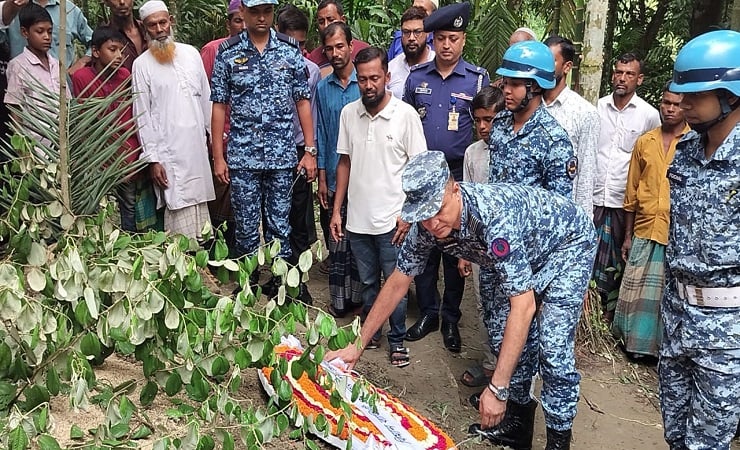 মাইলস্টোন ট্র্যাজেডি: বোরহানউদ্দিনে মাসুমার সমাধিতে বিমানবাহিনীর শ্রদ্ধা