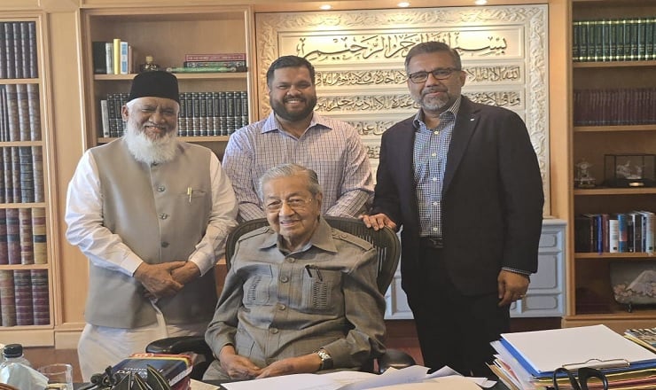 মালয়েশিয়ার সাবেক প্রধানমন্ত্রী মাহাথির মোহাম্মদের সঙ্গে সুফি মিজানের সৌহার্দ্যপূর্ণ মতবিনিময়
