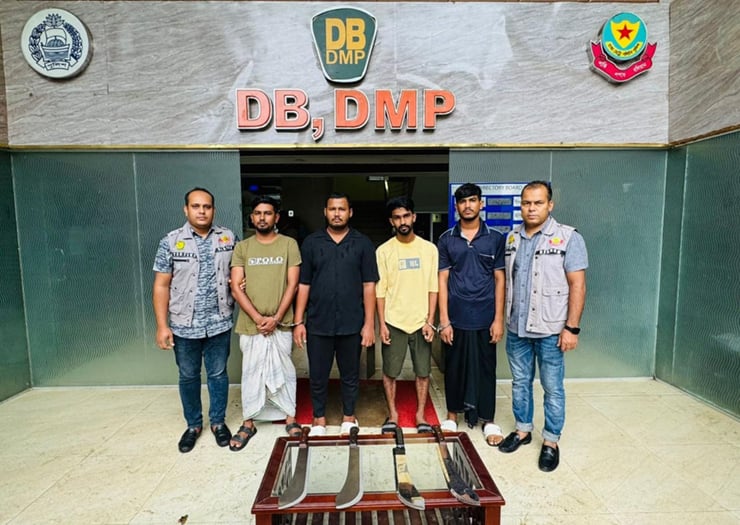মোহাম্মদপুরে একই পরিবারের সাতজনকে কুপিয়ে হত্যাচেষ্টা, পাটালি গ্রুপের চার সদস্য ডিবির জালে