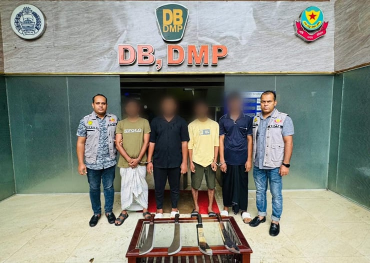 মোহাম্মদপুরে একই পরিবারের সাতজনকে কুপিয়ে হত্যাচেষ্টা, পাটালি গ্রুপের চার সদস্য ডিবির জালে