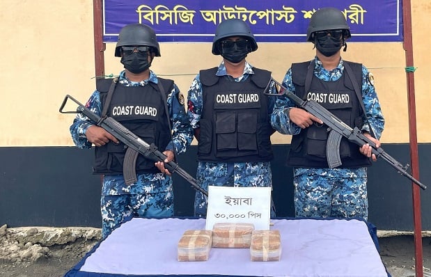 টেকনাফে ৩০ হাজার ইয়াবাসহ কাঠের বোট জব্দ