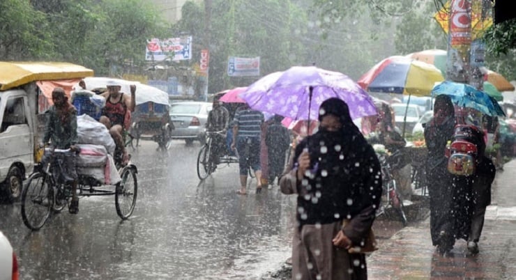 টানা বৃষ্টিতে খেটে খাওয়া মানুষের দুর্ভোগ