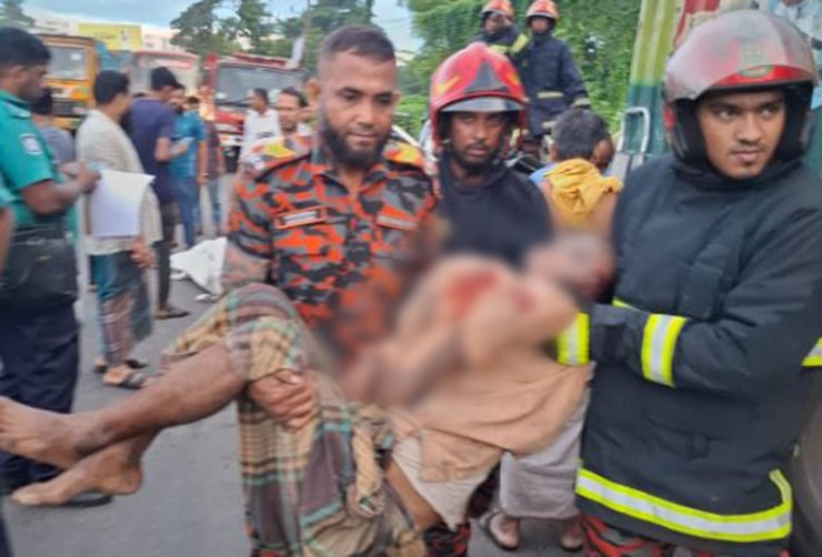 চট্টগ্রামে পিকআপ-কাভার্ডভ্যান সংঘর্ষে নিহত ৫