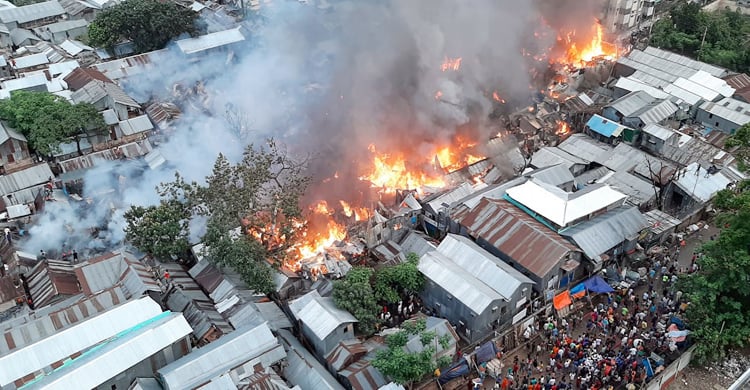 মহাখালীর সাত তলা বস্তিতে আগুন