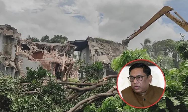 গুঁড়িয়ে দেয়া হলো সাবেক বিদ্যুৎ প্রতিমন্ত্রী নসরুল হামিদের বিলাসবহুল বাংলোবাড়ি