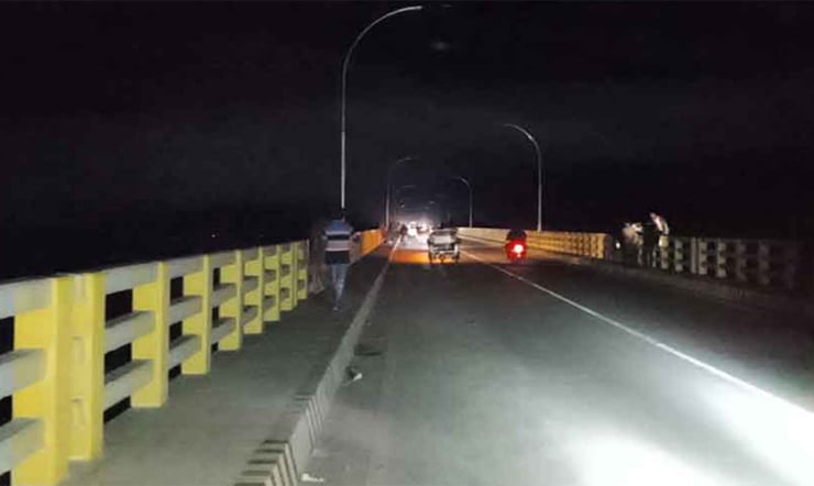 গাইবান্ধায় মওলানা ভাসানী সেতুতে মোটরসাইকেল-অটোভ্যান সংঘর্ষে আহত ২