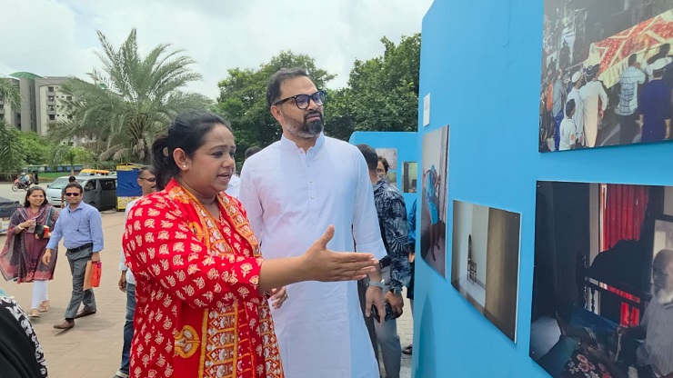 গুম হওয়া ব্যক্তিদের পরিবারের সংগঠন ‘মায়ের ডাক’-এর চিত্র প্রদর্শনীতে আমিনুল হক