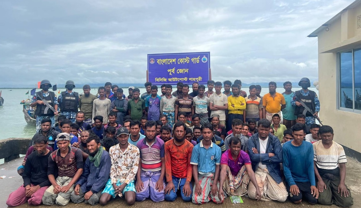 নিষেধাজ্ঞা অমান্য করে মায়ানমার জলসীমায় প্রবেশের চেষ্টা: ১৯টি ফিশিং বোটসহ ১২২ জেলে আটক