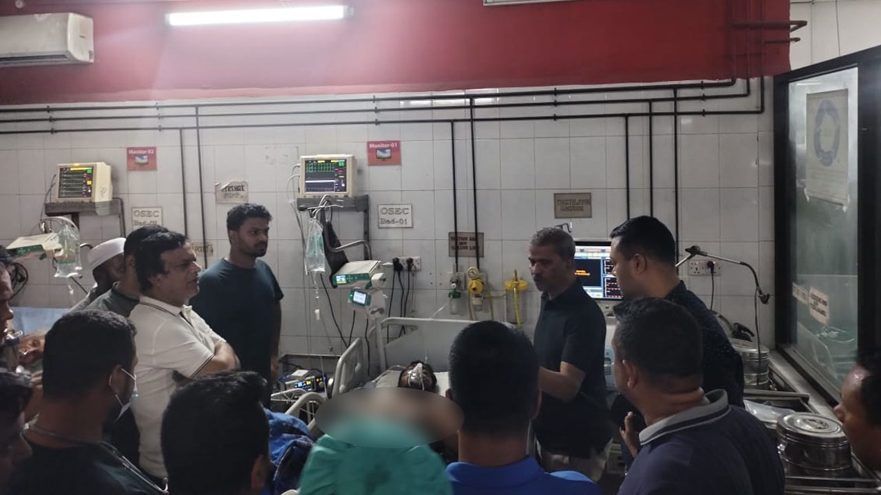 ঢামেকে নুরকে দেখতে গিয়ে অবরুদ্ধ ড. আসিফ নজরুল