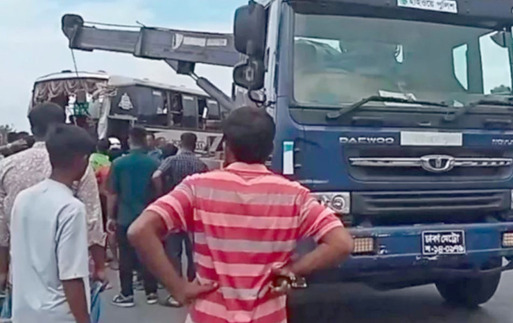 ঢাকা-ভাঙ্গা এক্সপ্রেসওয়েতে ৪ বাসের সংঘর্ষে আহত ২৫