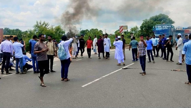 নুরের ওপর হামলার প্রতিবাদে কুমিল্লায় মহাসড়ক অবরোধ ও বিক্ষোভ