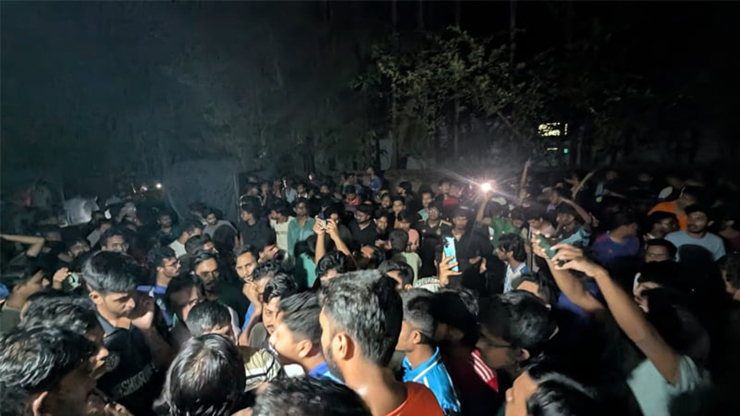 মধ্যরাতে উত্তপ্ত চট্টগ্রাম বিশ্ববিদ্যালয়, শিক্ষার্থী-স্থানীয়দের সংঘর্ষে আহত ৭০