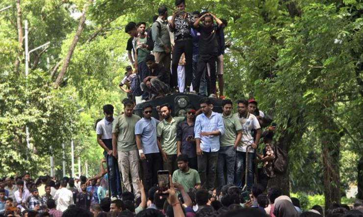 তিন দাবিতে কৃষি বিশ্ববিদ্যালয়ের শিক্ষার্থীদের রেলপথ অবরোধ, ট্রেন চলাচল বন্ধ