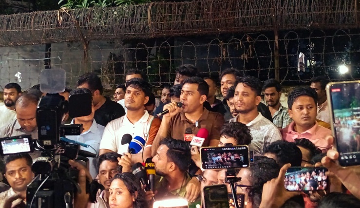 চট্টগ্রাম বিশ্ববিদ্যালয়ে শিক্ষার্থীদের ওপর হামলার প্রতিবাদে ঢাবি ছাত্রদলের বিক্ষোভ