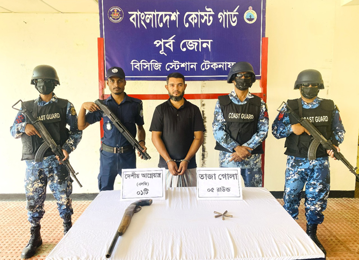 টেকনাফে দেশীয় আগ্নেয়াস্ত্র-গুলিসহ দুষ্কৃতকারী আটক