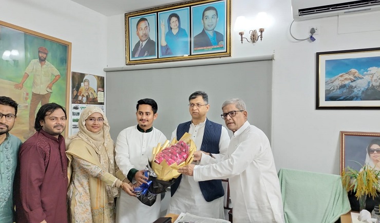 বিএনপির প্রতিষ্ঠা বার্ষিকীতে মির্জা ফখরুলের সঙ্গে শুভেচ্ছা বিনিময়ে এনসিপি