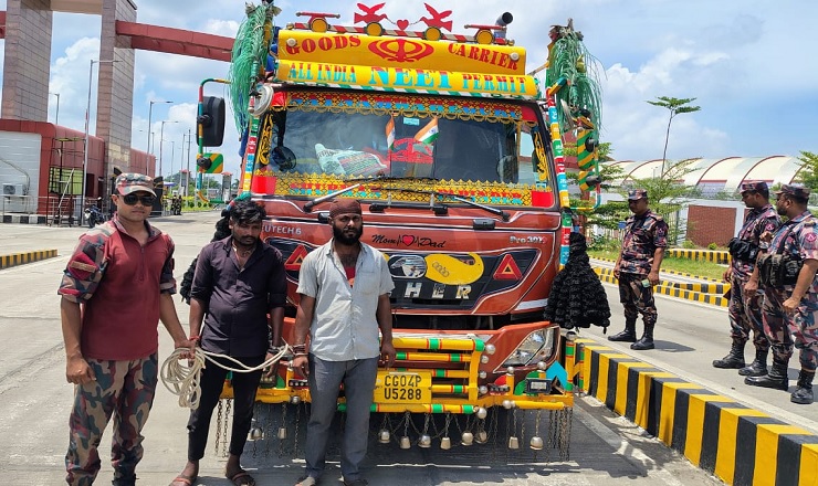 ভারত থেকে আসা কাঁচা মরিচ বোঝাই ট্রাকে মিলল অস্ত্র ও গুলি