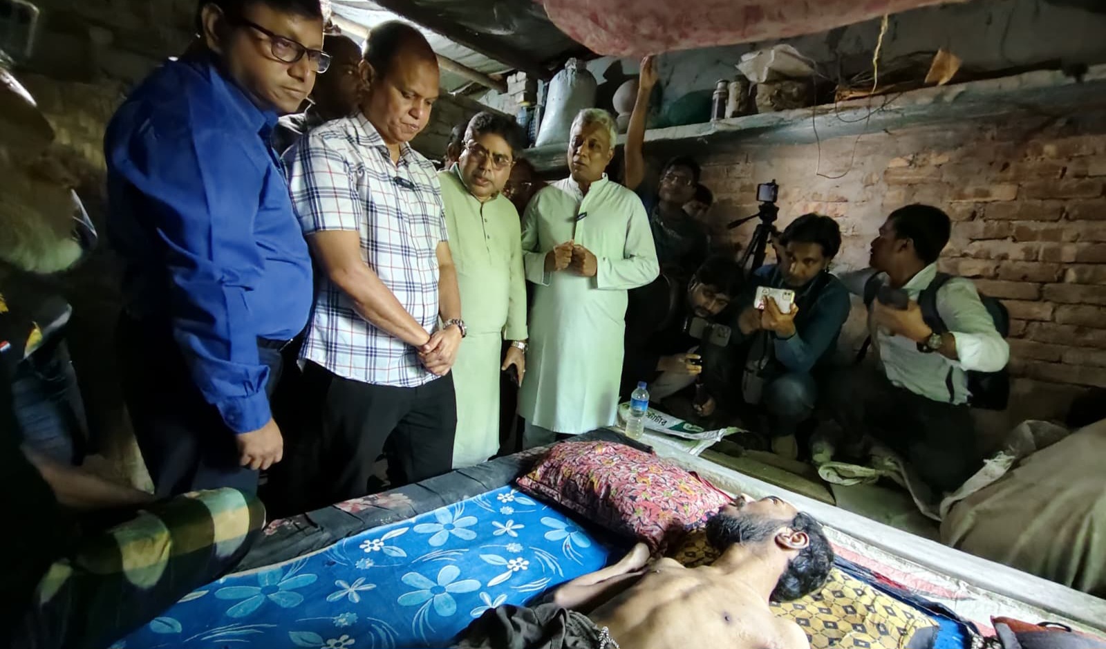 ক্যানসারে আক্রান্ত ভ্যানচালকের পাশে দাঁড়ালেন তারেক রহমান