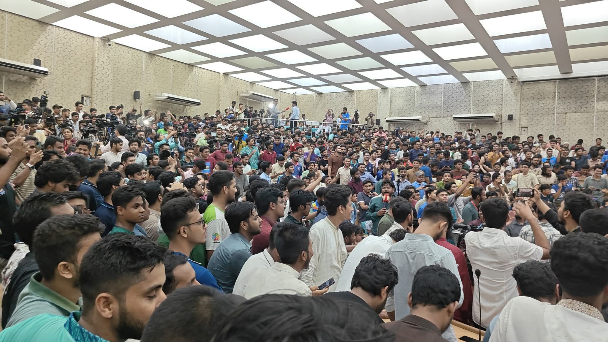 ডাকসু নির্বাচন: ফল ঘোষণা নিয়ে প্রধান রিটার্নিং কর্মকর্তার জরুরি বার্তা
