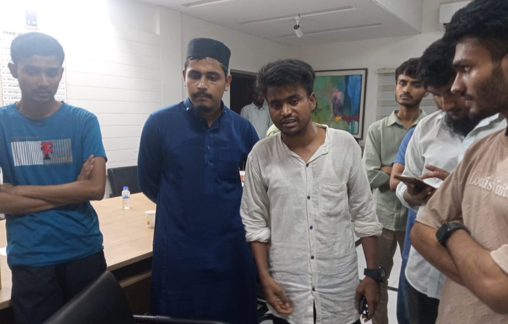 মহসিন হলের গেট থেকে ‘সাংবাদিক পরিচয়ধারী’ ছাত্রদল কর্মী আটক