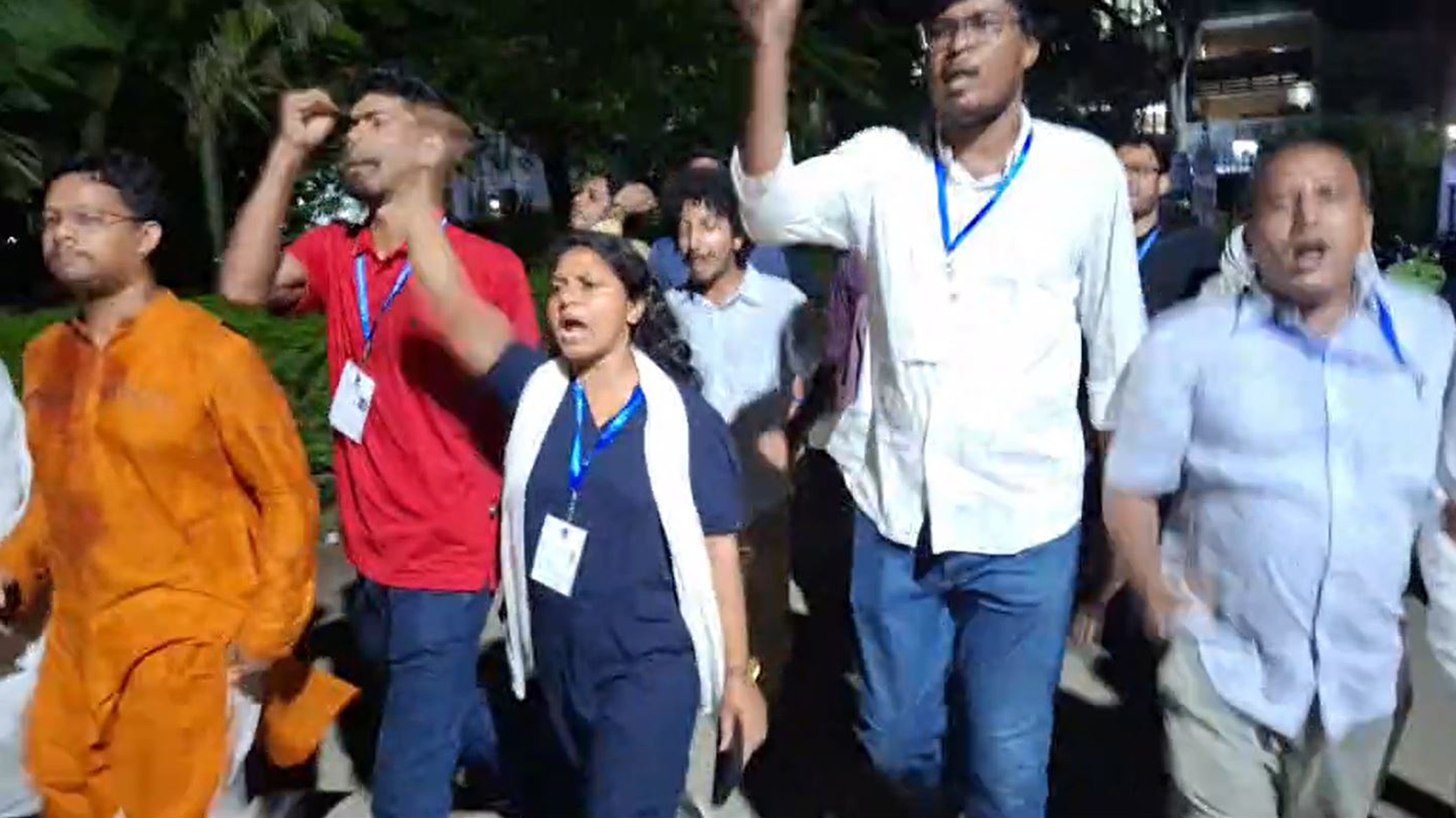 ঢাবিতে শিবিরের আনন্দ মিছিল, বামদের বিক্ষোভ