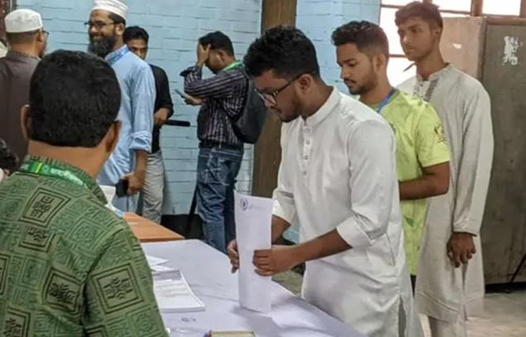 জাকসু নির্বাচন: কবি নজরুল হলে ব্যালটে ভুল, আঙুলে দেয়া হচ্ছে না আমোচনীয় কালি