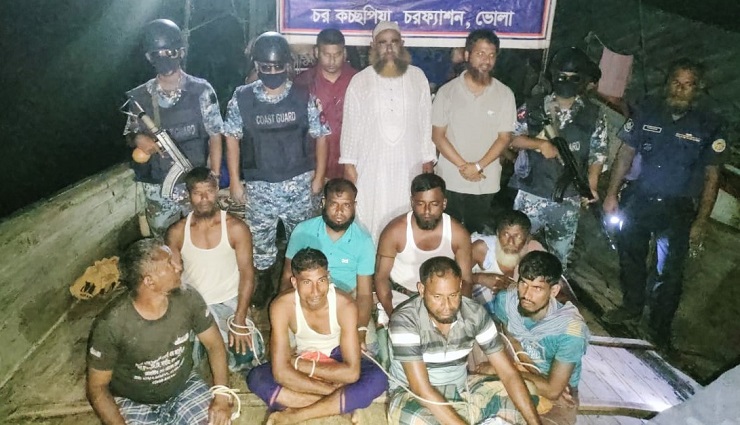 ভোলার অবৈধ ট্রলিং বোট ও বেহুন্দী জাল জব্দ, ৮ জেলে আটক
