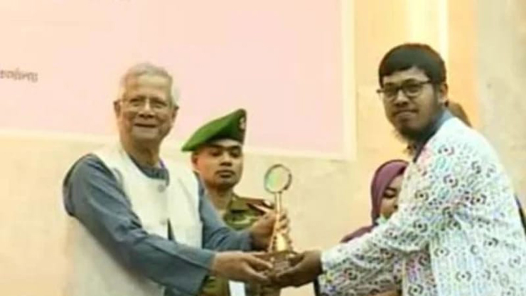 ১২ তরুণকে ‘ইয়ুথ ভলান্টিয়ার অ্যাওয়ার্ড ২০২৫’ দিলেন প্রধান উপদেষ্টা