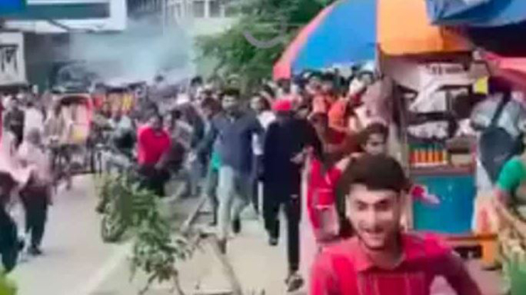 শ‍্যামলীতে কার্যক্রম নিষিদ্ধ আ’লীগের ঝটিকা মিছিলে ককটেল বিস্ফোরণ, আটক ৬