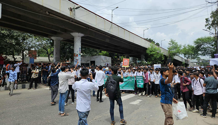 ৭ দফা দাবিতে সারা দেশে পলিটেকনিক শিক্ষার্থীদের সড়ক ও রেলপথ অবরোধ