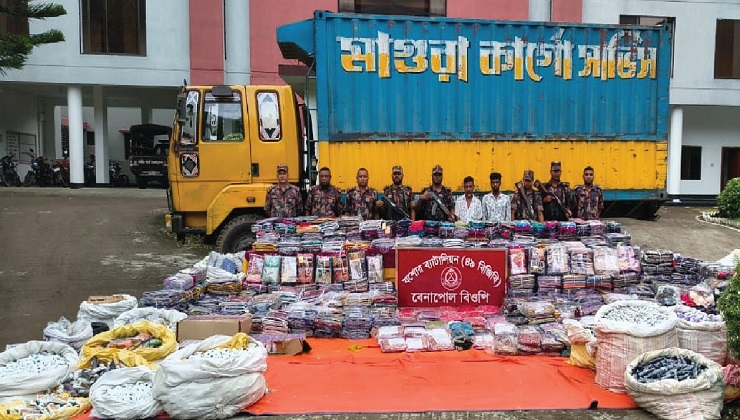 বেনাপোলে কার্গো ট্রাকসহ আড়াই কোটি টাকার ভারতীয় পণ্য জব্দ, আটক ২