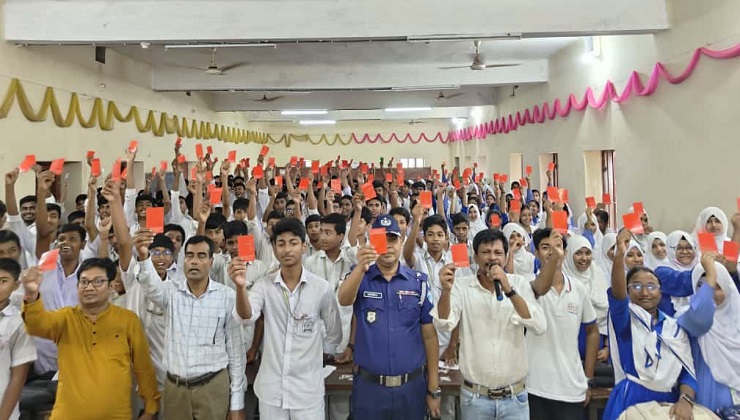 আখাউড়ায় মাদক ও স্মার্টফোন আসক্তিকে লাল কার্ড প্রদর্শন