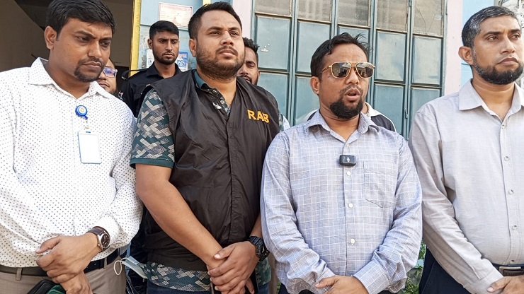 কেরাণীগঞ্জে র‌্যাবের ভ্রাম্যমান আদালতের অভিযান: নকল ঔষধ ও প্রসাধনী জব্দ, ৩ লাখ টাকা জরিমানা