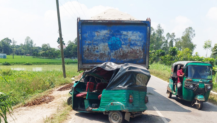 বগুড়ায় বালুবাহী ট্রাকের ধাক্কায় বাবা-ছেলেসহ নিহত ৩