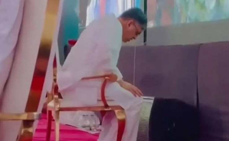 সম্মেলনের মঞ্চেই নামাজ আদায়, ভাইরাল ভিডিওতে প্রশংসিত সালাহউদ্দিন আহমেদ