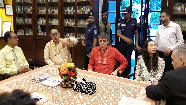 মির্জাপুরে সুইডিশ হাইকমিশনারের পূজামণ্ডপ পরিদর্শন