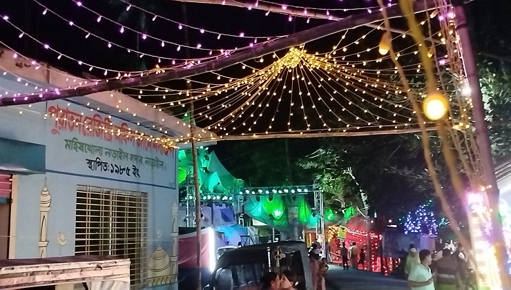 নড়াইলে ১৫টি মসজিদ-মন্দির পাশাপাশি, সম্প্রীতির বন্ধনে চলছে দুর্গোৎসব