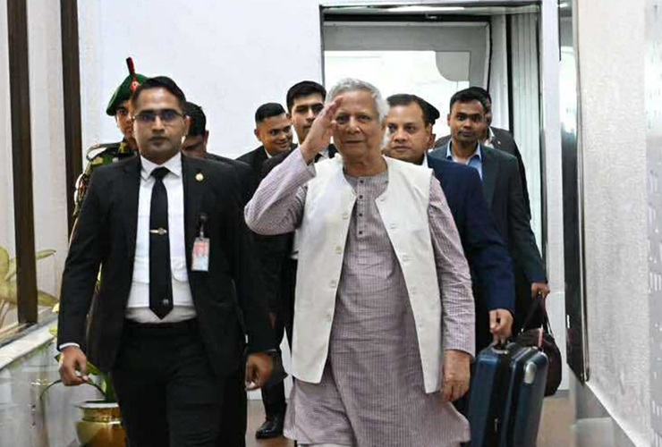 দেশে ফিরলেন প্রধান উপদেষ্টা