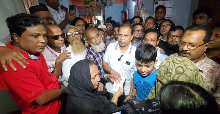 বগুড়ায় নিহত যুবদল নেতা রাহুল সরকারের পরিবারের পাশে তারেক রহমান