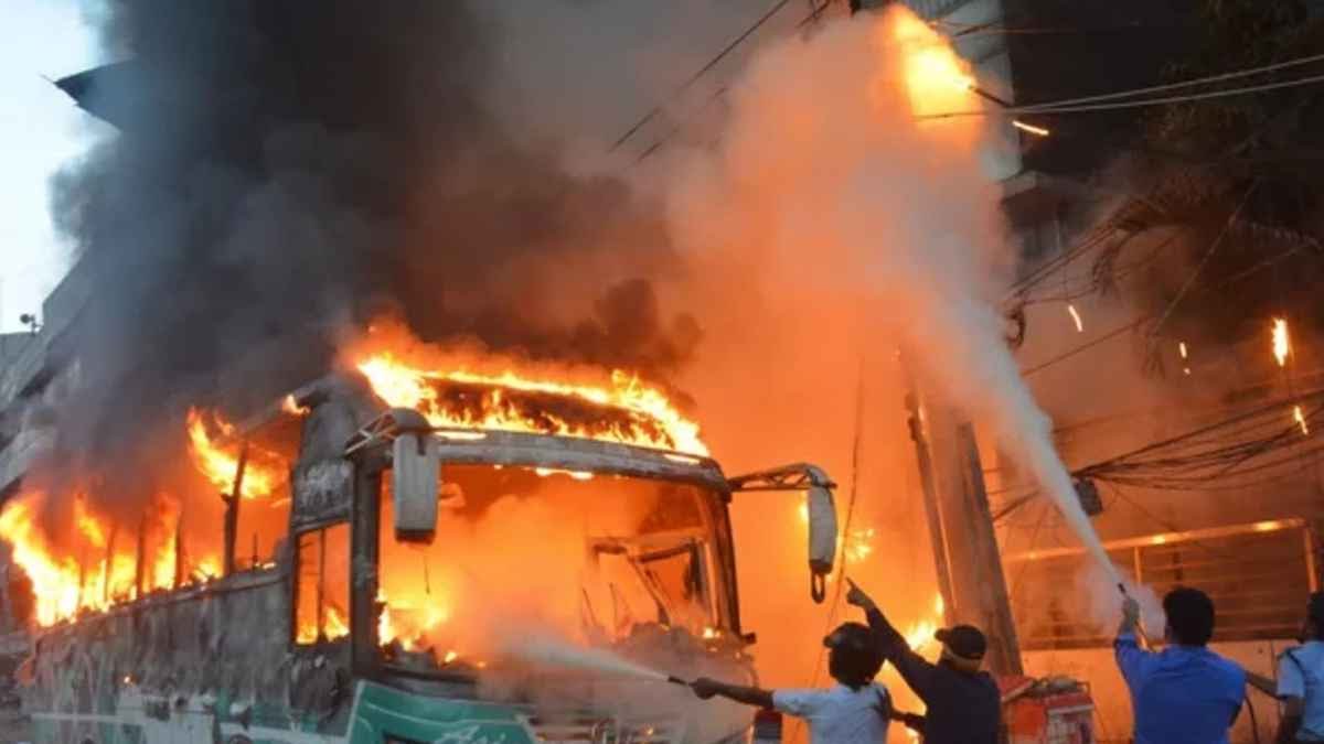 মিরপুরে যাত্রীবাহী বাসে আগুন