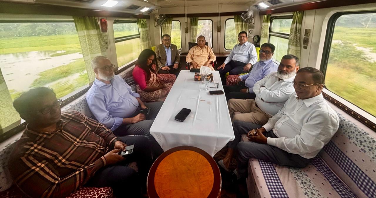 ঢাকা-পাবনা যোগাযোগ ব্যবস্থার উন্নয়নের লক্ষ্যে সরেজমিন পরিদর্শনে উর্ধ্বতন কর্মকর্তারা