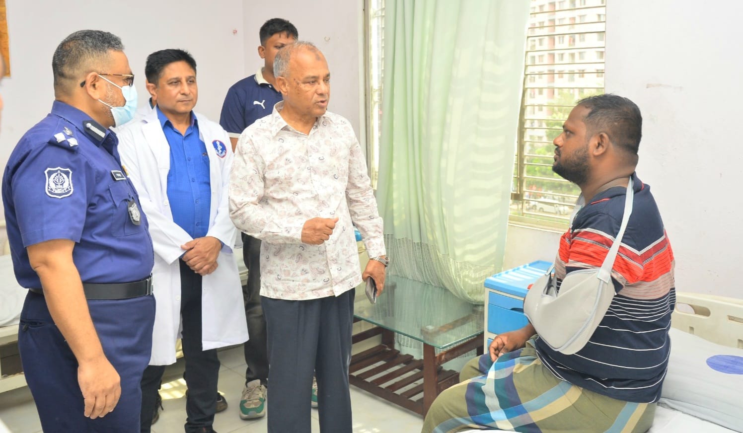 চাঁদাবাজদের হামলায় আহত অতিরিক্ত পুলিশ সুপার শামীম আনোয়ারকে দেখতে হাসপাতালে স্বরাষ্ট্র উপদেষ্টা